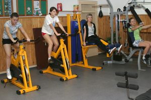uczniowie ćwiczą na siłowni