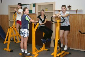 4 dziewczyny ćwiczą na przyrządach w siłowni