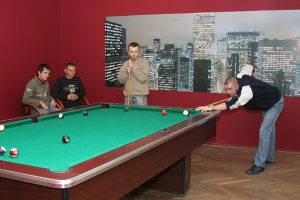 uczniowie grają w bilardbilard
