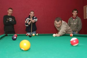 uczniowie grają w bilard