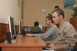 uczniowie w kawiarence internetowej