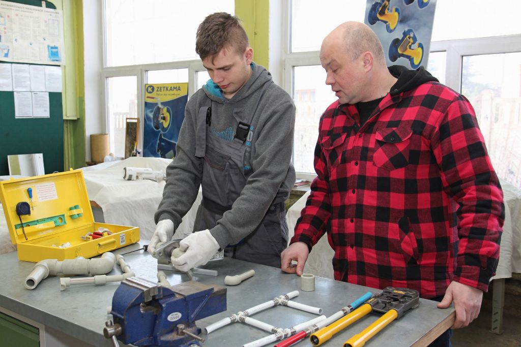 Technik instalacji wodociągowej przy pracy