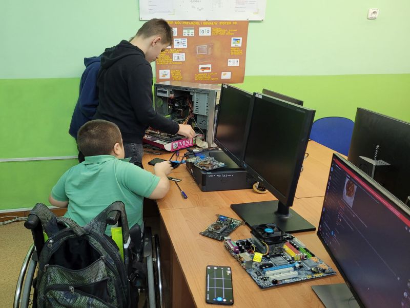 Informatycy rozkładają części komputerowe