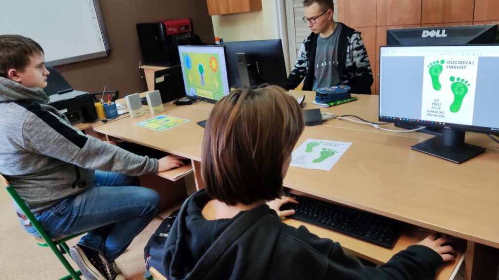 Projektant grafiki przy komputerze