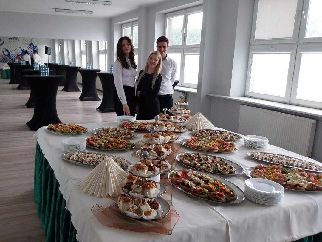 Kelner podający napoje