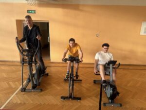 3 uczniów ćwiczących na sprzęcie sportowym