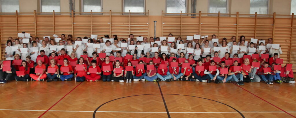 zdjęcie wszystkich uczniów ubranych na biało i czerwono tworzą flagę