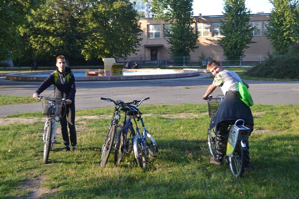 Uczniowie na wycieczce rowerowej