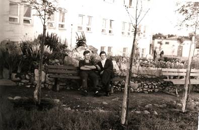 skalniak przed budynkiem internatu