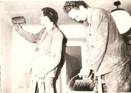 uczniowie malują ściany