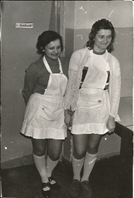 uczennice w fartuszkach stoją przed pracownią gastronomiczną