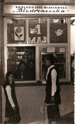 uczniowie stoją przy okienku