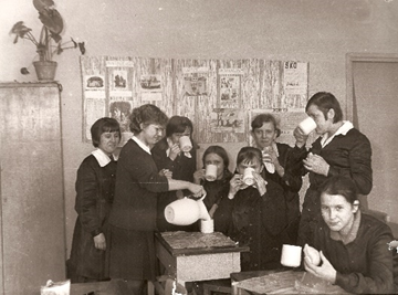 uczniowie piją mleko