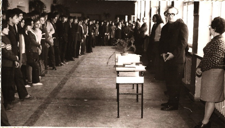 uczniowie stoją na apelu