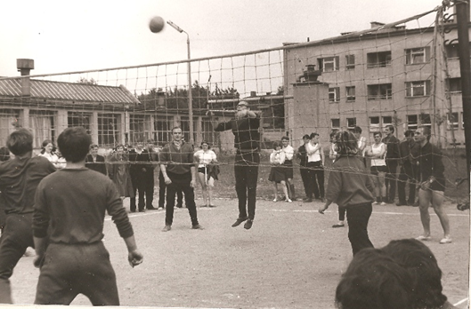 uczniowie grają w siatkókę na boisku