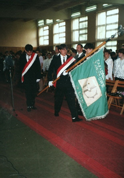 uczniowie idą w poczcie sztandarowym