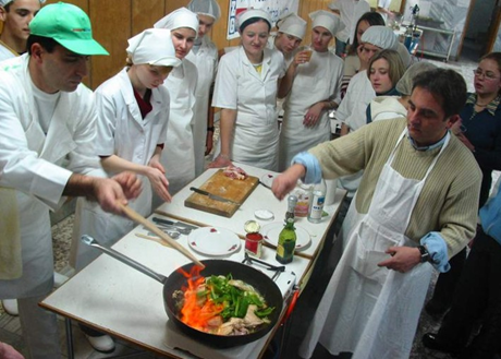 zdjęcie uczniów gotujących z Robertem Makłowiczem