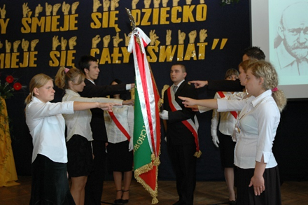 uczniowie podczas ślubowania