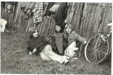 grupa uczniów na wsi