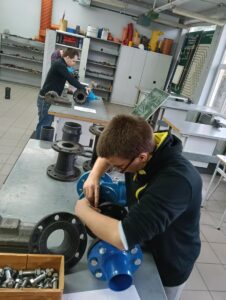 w pracowni monterskiej