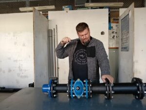 w pracowni monterskiej