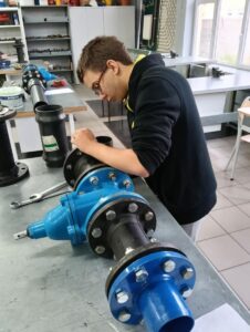 w pracowni monterskiej