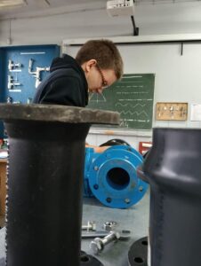 w pracowni monterskiej