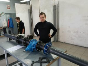 w pracowni monterskiej